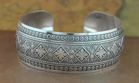 Boho Tibetan Silver Bangle - Diamond Flower